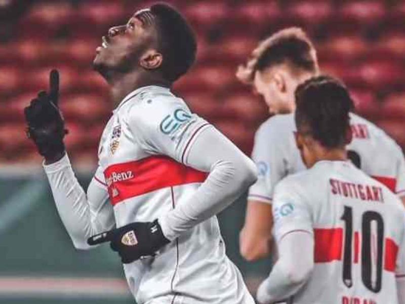 Silas Katompa avec ses coéquipiers sous les couleurs de VfB Stuttgart.
