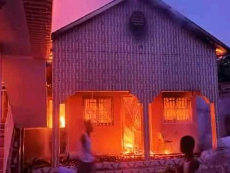 Une maison dans la commune de Ngaba touchée par l'incendie, samedi 27 novembre