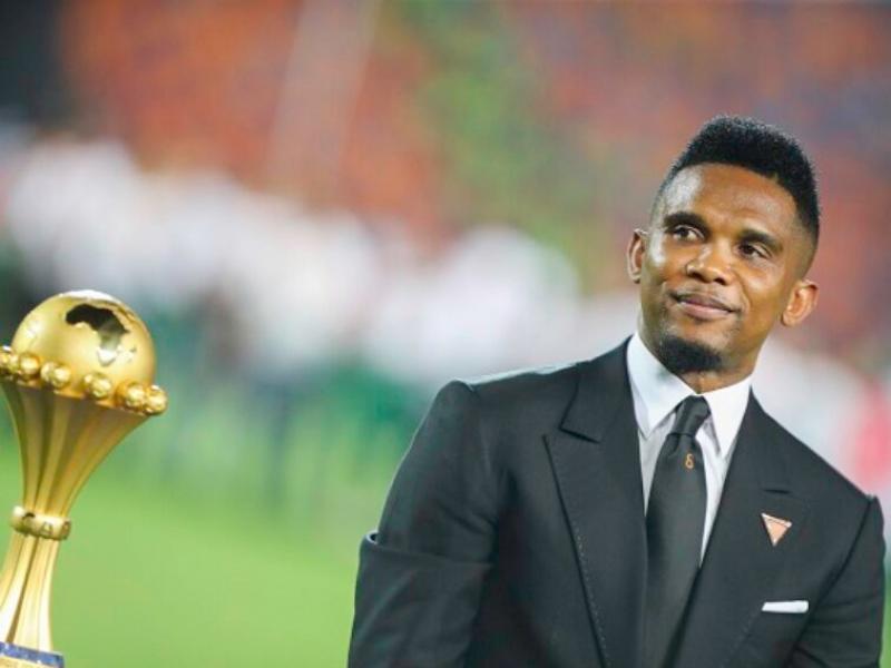 La légende du football camerounais, Samuel Eto'o pose avec la coupe d'Afrique des Nations.