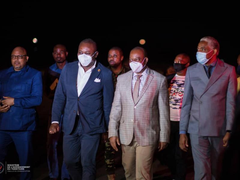 Le ministre d'État Guy Loando s'entretient avec les autorités de la province du Haut Katanga à sa descente d'avion à Lubumbashi