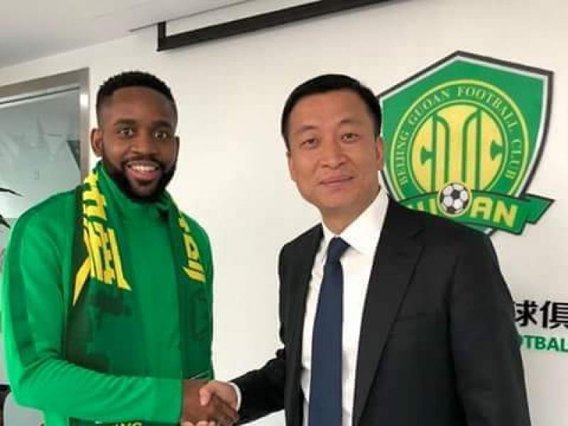 Cédric Bakambu et l'un des dirigeants de Beijing Guaon, lors de sa présentation au club.
