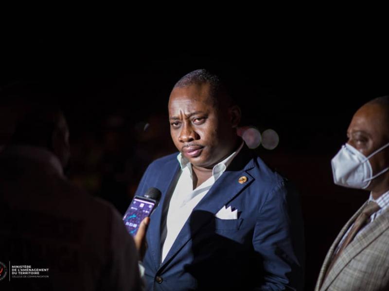 Le ministre Guy Loando