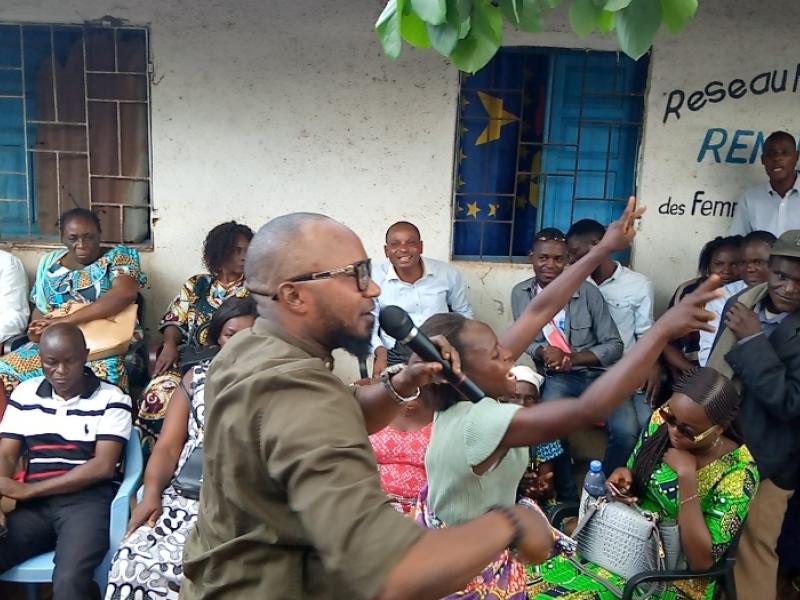 Émile Prince Longi , président de la ligue des jeunes Pende lors d'une descente pour préparer l'arrivée de Denise Muluka, ministre de Genre