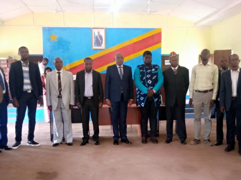 Le vice-gouverneur Gaston Nkole avec son équipe organisatrice de l'atelier