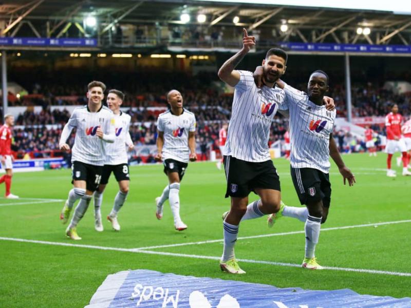 Neeskens Kebano en pleine célébration du but avec ses coéquipiers du Fulham FC.