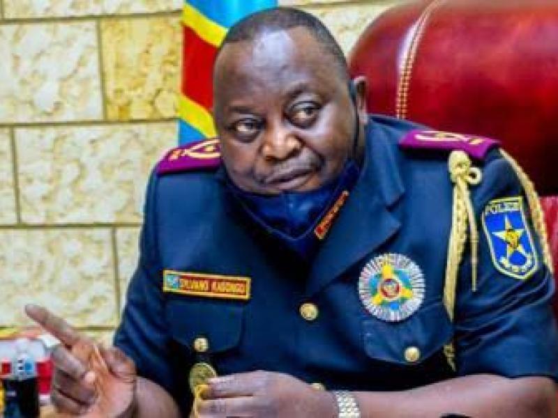 Le Général Sylvano Kasongo lors d'une descente sur terrain pour traquer tout véhicule sans plaque d'immatriculation