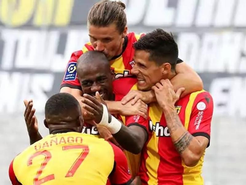 Gaël Kakuta en pleine célébration d'un but avec ses coéquipiers du RC Lens.