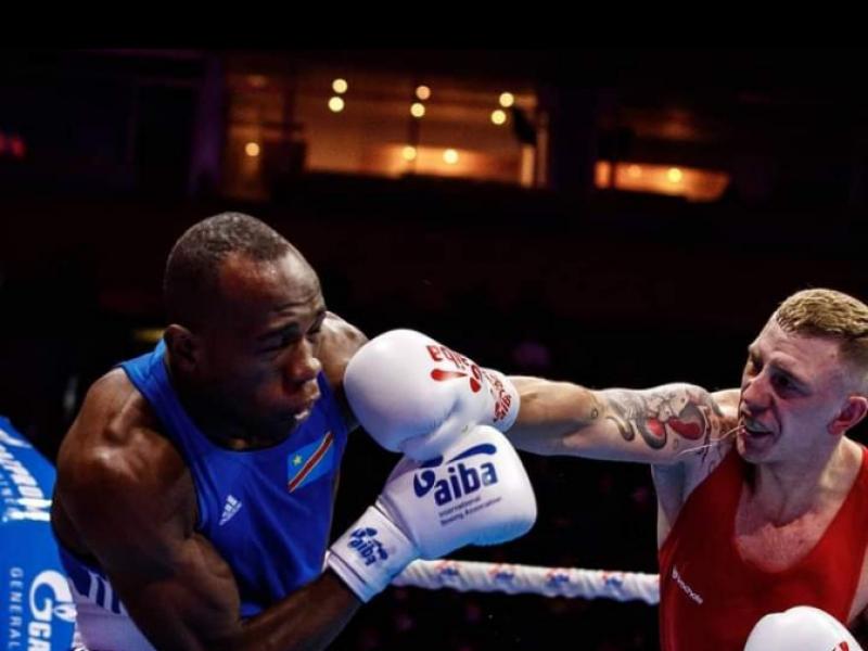 Le boxeur congolais, Christopher Luteke, lors du combat, face au polonais Sébastien Wiktorzak.