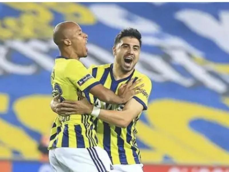 Marcel Tisserand célèbre un but avec son coéquipier de Fenerbahçe.