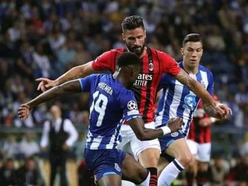 Chancel Mbemba en duel avec l'attaquant français de l'AC Milan, Olivier Giroud.