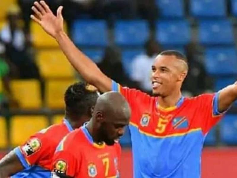 Marcel Tisserand en pleine célébration d'un but, avec ses coéquipiers de l'équipe nationale.