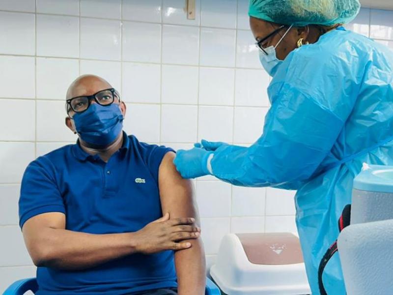 Le premier ministre Sama Lukonde reçoit sa deuxième dose de vaccin à la Clinique Ngaliema