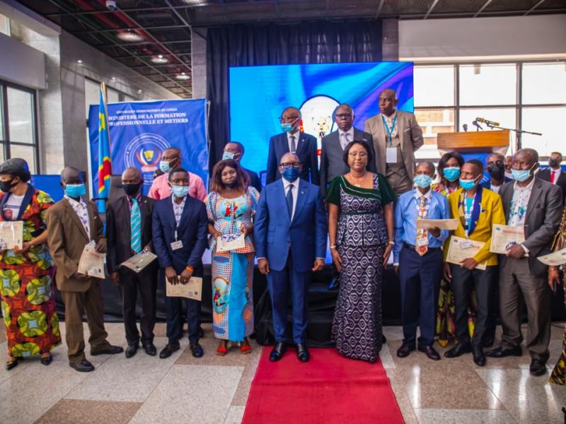Le premier ministre, Sama Lukonde pose avec la ministre de la formation professionnelle et tous les lauréats de l'ENAFEP