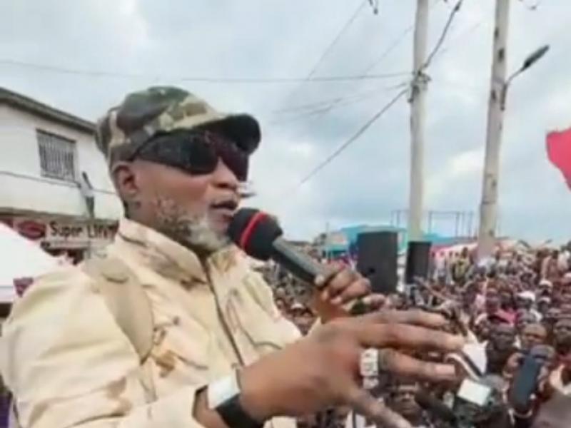 Koffi Olomide devant la population de Beni.
