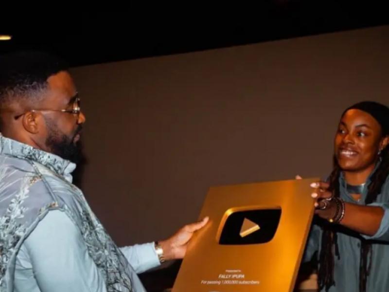 Fally Ipupa lors de la remise de son  trophée à Paris.