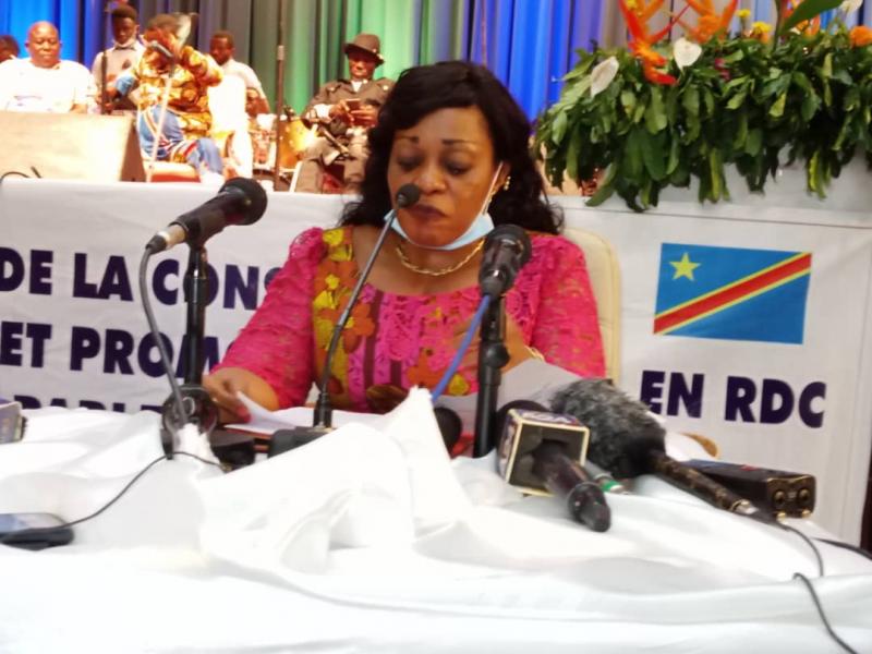 La ministre déléguée Irène Esambo prononce son mot lors de la cérémonie de la journée internationale des PVH et APV
