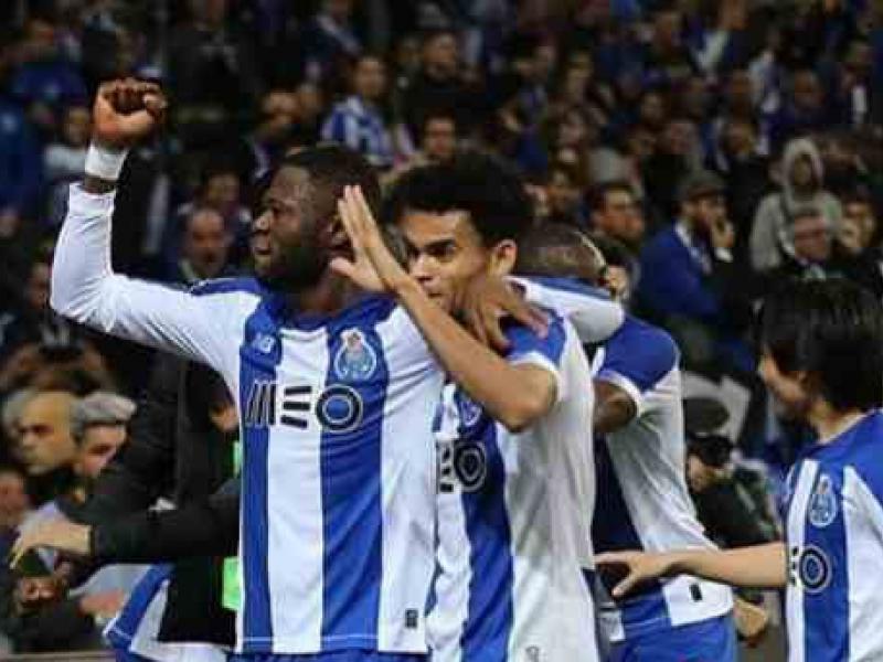 Chancel Mbemba en pleine célébration d'un but avec ses coéquipiers du FC Porto.