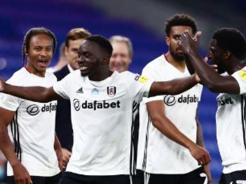 Neeskens Kebano en pleine célébration d'un but avec ses coéquipiers de Fulham.
