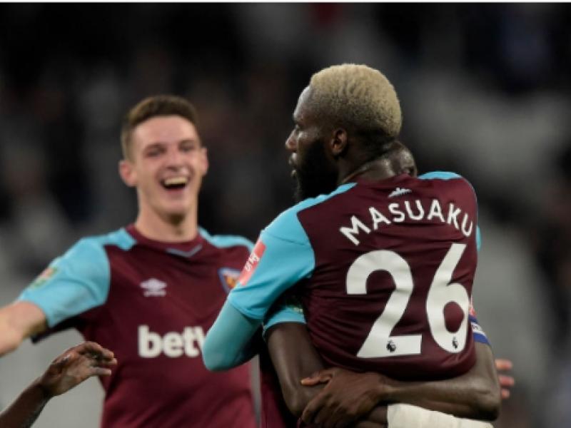 Arthur Masuaku en pleine célébration d'un but avec ses coéquipiers de West Ham. [Photo d'illustration]