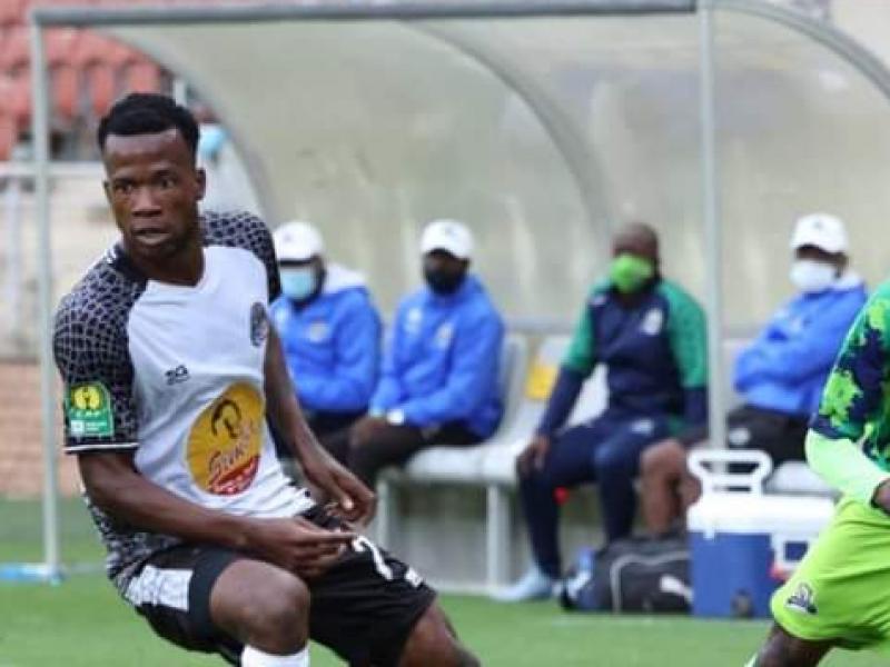Le milieu de terrain du TP Mazembe, Michée Mika en duel avec un joueur de Marumo Gallants.