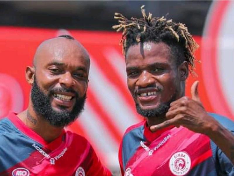 Le défenseur congolais, Inonga Baka (à droite) et son coéquipier de Simba SC.