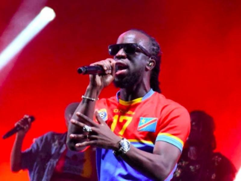 Youssoupha vêtu du maillot de l’équipe nationale de la RDC, lors d'une prestation scénique en France.