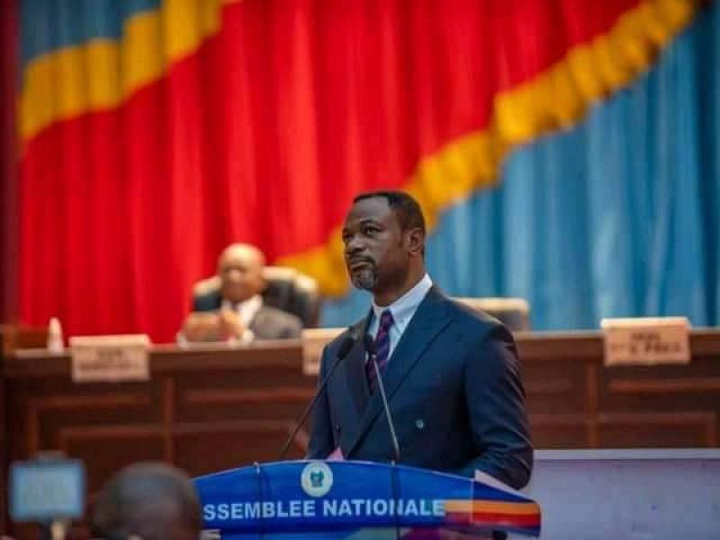 Le ministre de l'Epst Tony Mwaba devant la tribune de l'assemblée nationale