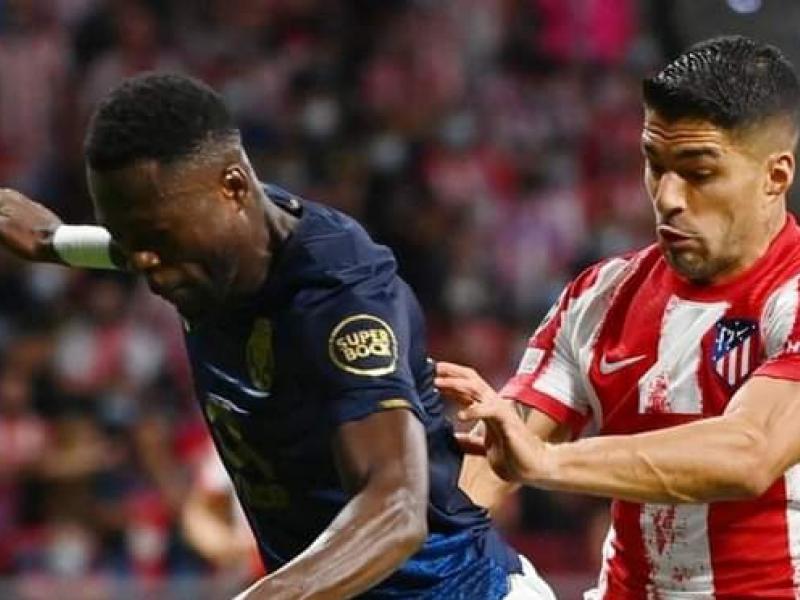Chancel Mbemba en duel avec l'attaquant de l'Atletico Madrid, Luis Suarez.