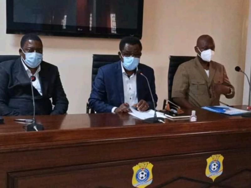 Le Secrétaire général de la CAF, Véron Monsengwo au milieu de deux membres du comité exécutif de la FECOFA.