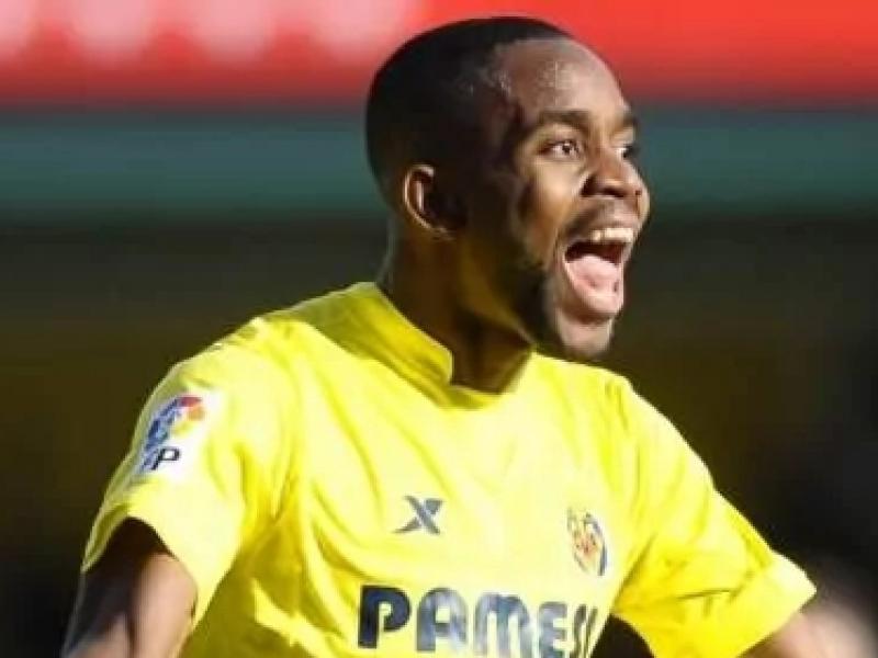 Cédric Bakambu sous les couleurs de Villarreal, lors de la célébration de son but face au FC Barcelone, en Liga.