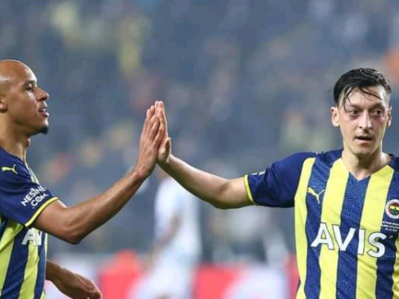 Marcel Tisserand et son coéquipier de Fenerbahçe, Mesut Ozil.