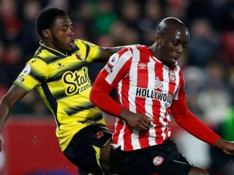 Yoane Wissa en duel avec un défenseur de Watford.