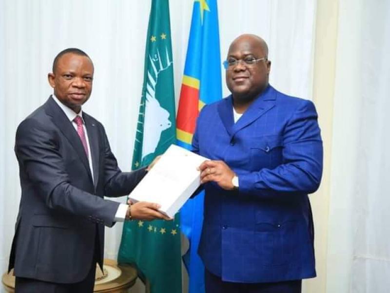 Le nouvel AG de l'ANR, Jean-Hervé Mbelu, pose avec le Président de la République, Félix Tshisekedi