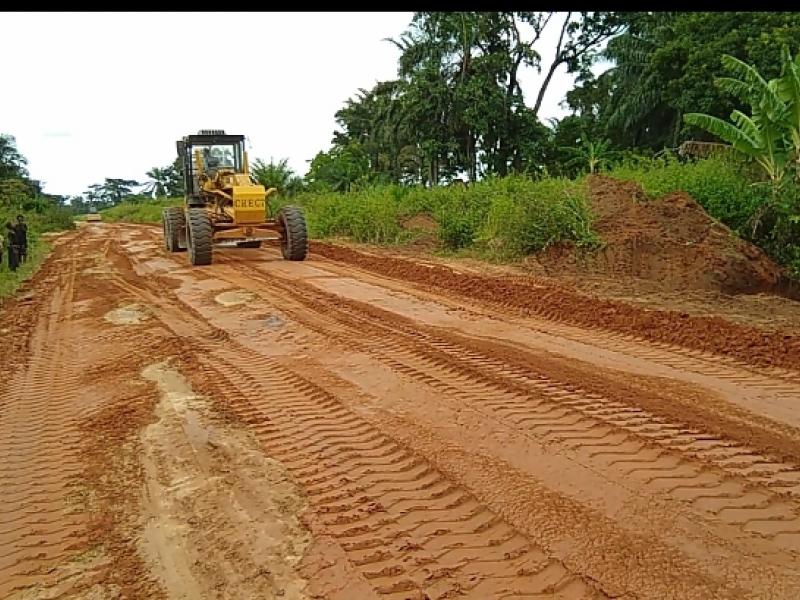 Une niveleuse de l'entreprise CREC-7 en pleine action sur la route Kananga-Kalamba Mbuji
