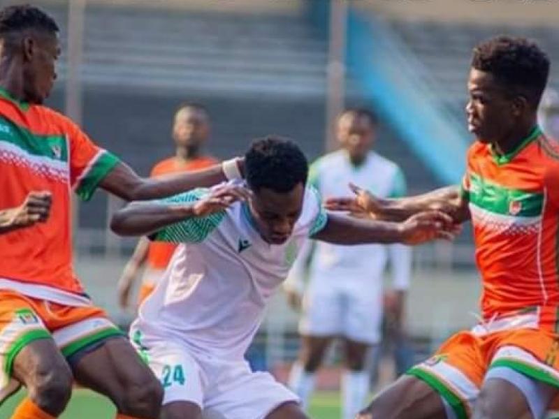 L'attaquant du DCMP, William Likuta entre deux défenseurs du FC Renaissance du Congo.