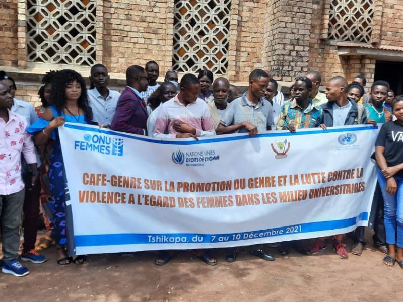 Les membres de l'ONU Femme en photo de famille avec les étudiants à l'occasion de Café-Genre organisé à Tshikapa