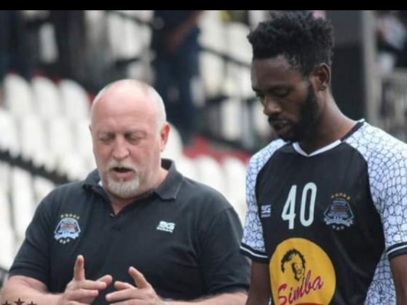 Franck Dumas et Kevin Mondeko, respectivement entraîneur et défenseur central du TP Mazembe.
