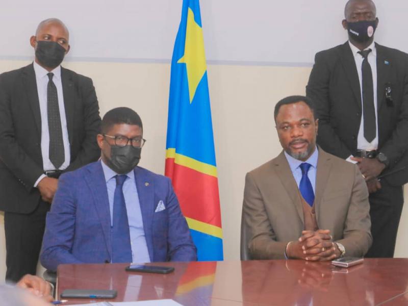 De gauche à droite, le ministre des sports Serge Nkonde et le ministre de l'EPST Tony Mwaba
