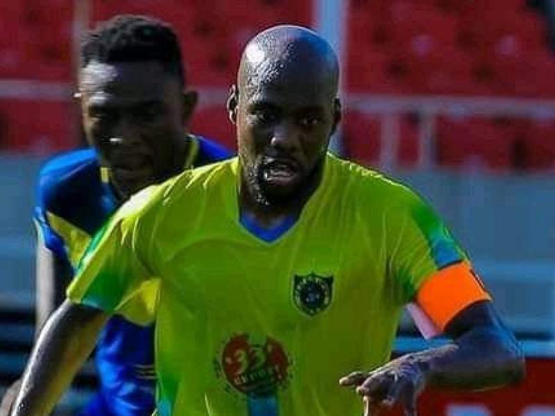 Le capitaine du FC Saint-Éloi Lupopo, Youssouf Mulumbu, sur la pelouse du stade des martyrs de Kinshasa.