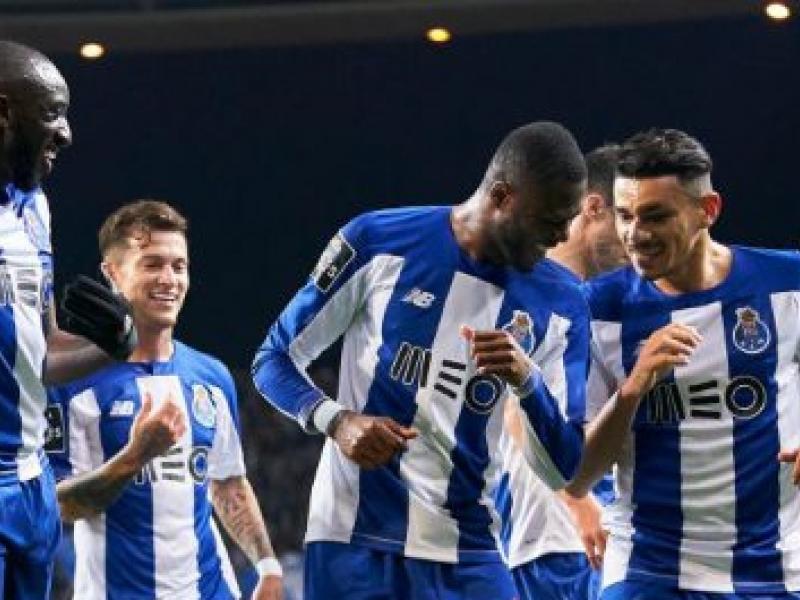 Chancel Mbemba et ses coéquipiers de Porto, en pleine célébration d'un but.