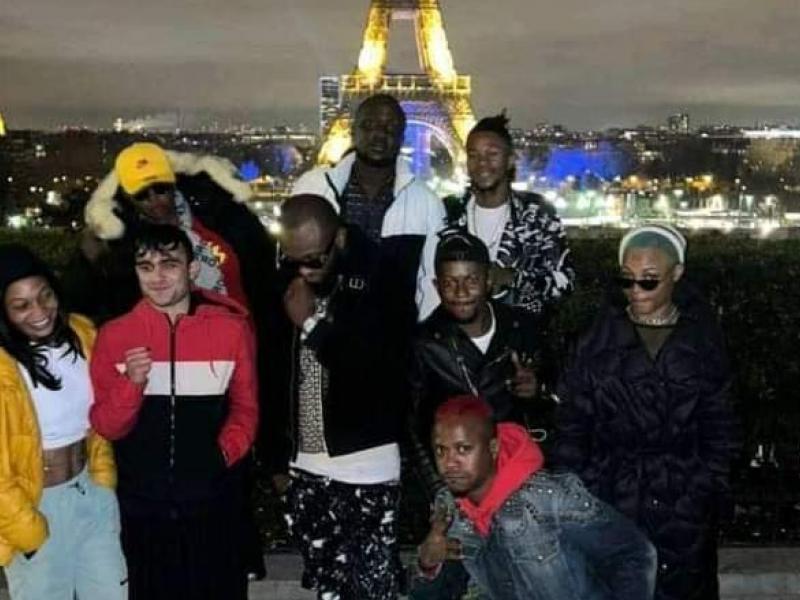 Le chanteur Fabregas et quelques cadres de Villanova.