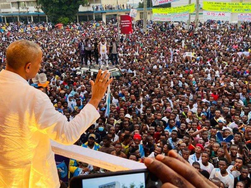Moïse Katumbi devant une foule compacte à Kisangani