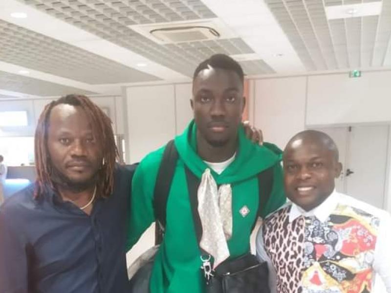 Silas Katompa (en survêt vert) à sa droite, l'ambassadeur Roger Hitoto.