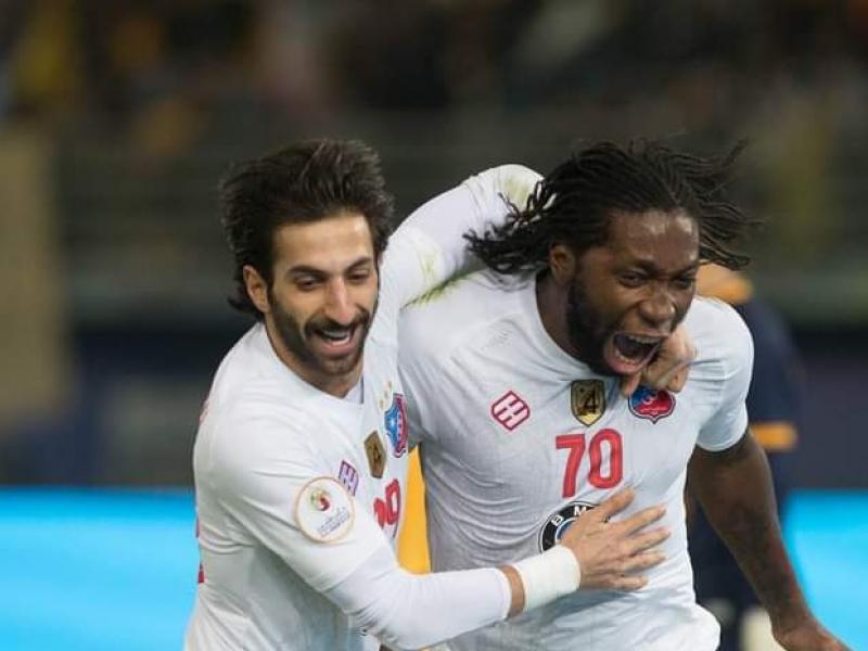 Dieumerci Mbokani en pleine célébration de son but, avec son coéquipier du Koweït SC.