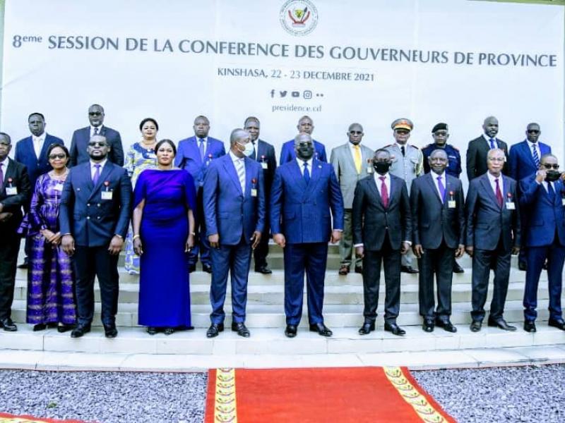 Le président de la République, Félix Tshisekedi pose avec les gouverneurs et présidents des assemblées provinciales