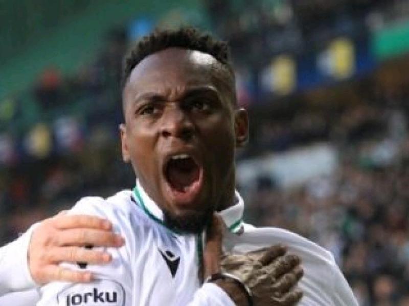 Paul-José Mpoku en pleine célébration d'un but sous les couleurs de Konyaspor.