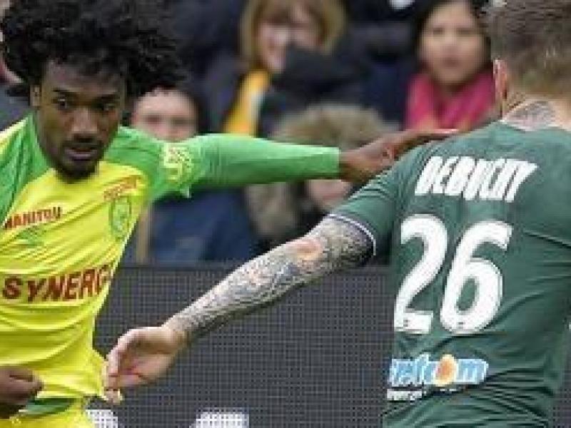 Samuel Moutoussamy en duel avec l'ancien défenseur de Saint-Étienne, Matthieu Debuchy, lors d'un match de Ligue 1. [Photo d'illustration]