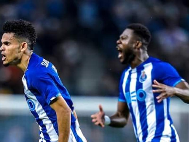 Chancel Mbemba en pleine célébration avec son coéquipier du FC Porto, Luiz Diaz.