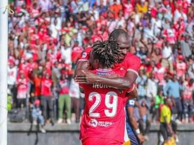 Henock Inonga (vu de dos) en pleine célébration d'un but avec son coéquipier de Simba SC.