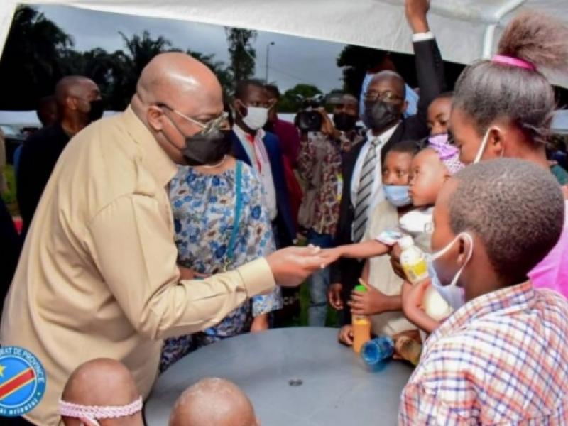 Le chef de l'État avec les orphelins à Mbuji Mayi